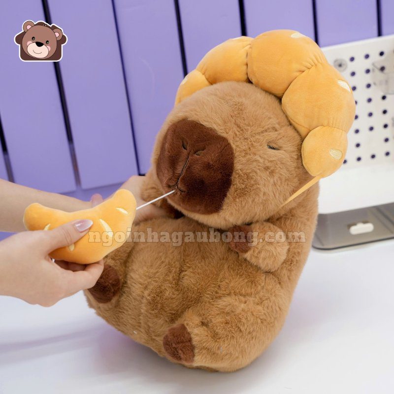 Gấu Bông Capybara Đội Bánh Sừng Bò